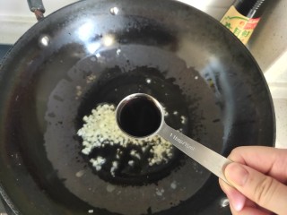 10、蒜蓉小油菜,加入一勺生抽