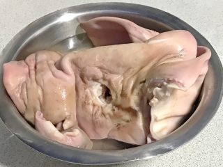 1、家乡食谱～猪头肉,猪头让卖猪肉的老板去骨，只剩脸部和耳朵。