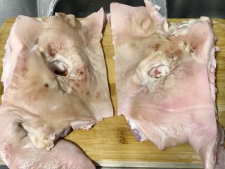 2、家乡食谱～猪头肉,断开两段儿，洗净。