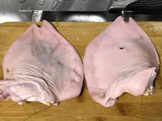 3、家乡食谱～猪头肉,切下耳朵。