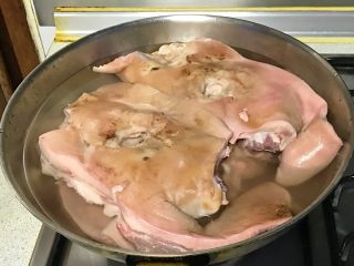 4、家乡食谱～猪头肉,冷水下锅，加两汤匙料酒，煮。（剩下两汤匙晚一会用）