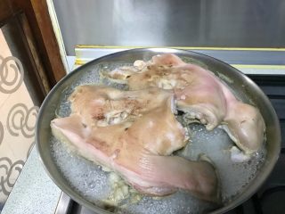 5、家乡食谱～猪头肉,煮沸，看没有血冒出，就可以捞出来了。