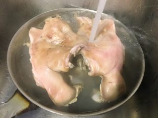 6、家乡食谱～猪头肉,洗净血沫子。