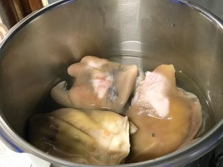 7、家乡食谱～猪头肉,肉全部放在高压锅里。
