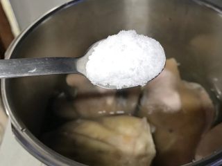 8、家乡食谱～猪头肉,加2小匙盐。