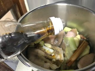 11、家乡食谱～猪头肉,老抽三汤匙。