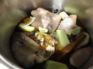 12、家乡食谱～猪头肉,搅拌一下，使调味料均匀。