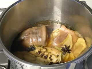 14、家乡食谱～猪头肉,高压锅不要急于开盖子，凉了再开，小心烫。放置一两个小时，给它入味。
