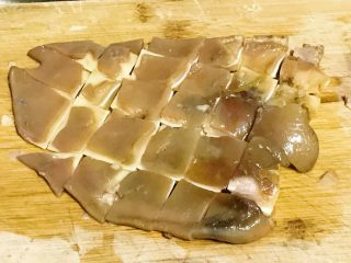 15、家乡食谱～猪头肉,凉透后，捞出切块，猪耳朵的骨都软了，切成小块。
