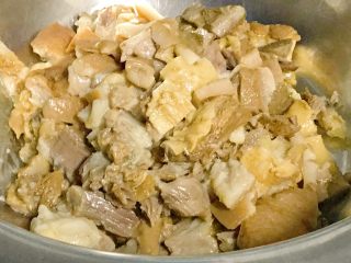 16、家乡食谱～猪头肉,其他部位也一样切成小块。