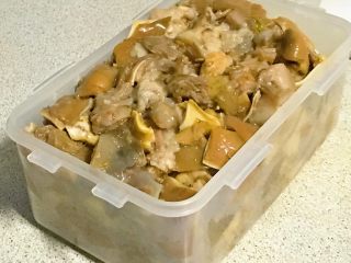 17、家乡食谱～猪头肉,装到保鲜盒里。