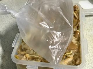 18、家乡食谱～猪头肉,拿一个保险袋，一头系上，留一些空气在里面。