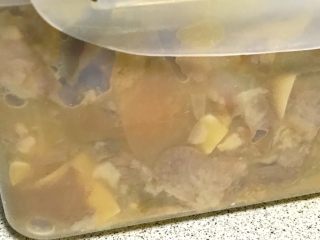 19、家乡食谱～猪头肉,实实程程的压在盒子里。