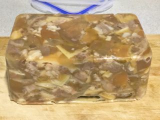 20、家乡食谱～猪头肉,这是放在冰箱冷藏了12小时后的，很容易脱膜。