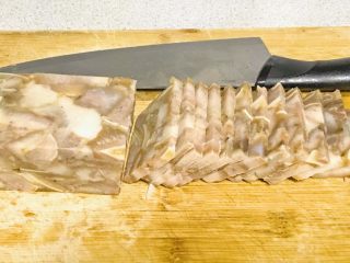 21、家乡食谱～猪头肉,随你切成什么样子的都可以，准备一碗蒜茸辣椒酱。