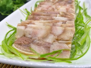 22、家乡食谱～猪头肉,肉紧实有弹性，而且夹杂着耳骨脆脆的口感和香料的味觉，肥瘦相宜。