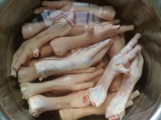 2、秘制鸡爪,将鸡爪去掉指甲，洗净。