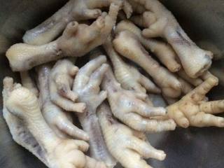 4、秘制鸡爪,焯过水后捞出，控干水份。