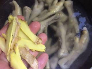 7、秘制鸡爪,加入切好的姜片。