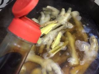 8、秘制鸡爪,加入少许的生抽提味。