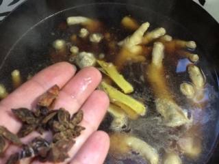 9、秘制鸡爪,加入几颗八角。