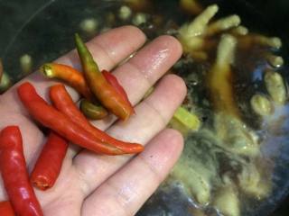 10、秘制鸡爪,加入辣椒段