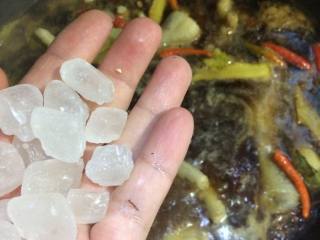 13、秘制鸡爪,加入适量的冰糖