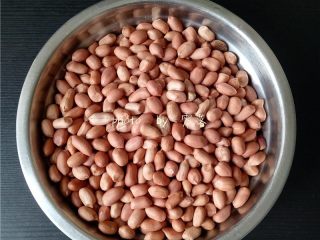 1、老醋花生,备好花生仁，挑掉劣质、坏掉的花生仁；