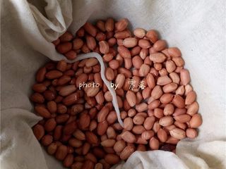 2、老醋花生,纱布洗净，拧干水分；用它将花生仁擦拭干净；