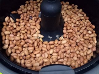 4、老醋花生,将花生仁放入空气翻炸锅；