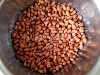 7、老醋花生,将花生仁盛出，立即喷晒适量白酒，迅速搅拌均匀；