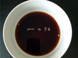 9、老醋花生,大蒜拍碎，切末；放进上一步调制的醋汁里；