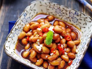 11、老醋花生,小米辣洗净，剪碎，同花生仁拌匀；