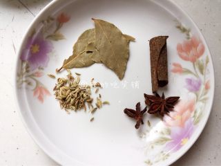 4、卤水鹅胗,准备好香料。