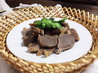 13、卤水鹅胗,卤制好了不要马上取出，浸泡在卤汁中，放凉，等要吃时捞出切片。