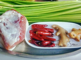 1、绿色美食＋蒜苔炒肉丝,选用7分瘦3分肥的猪肉、比较嫩的蒜苔，泡姜泡辣椒可根据自己的口味增减。