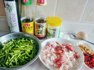 2、绿色美食＋蒜苔炒肉丝,准备好所需食材：猪肉切粗丝，蒜苔洗净、剪去尾部、切去头部，备好其他用料。