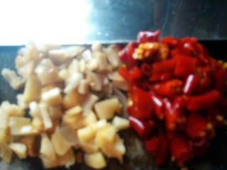 4、绿色美食＋蒜苔炒肉丝,泡姜、泡辣椒，切成大颗粒备用。