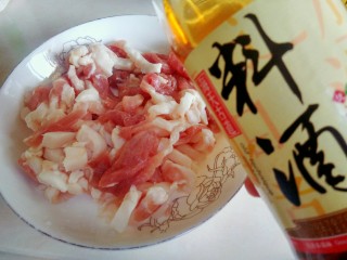 5、绿色美食＋蒜苔炒肉丝,腌制肉丝：在肉丝中，加入10克料酒