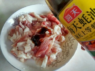 6、绿色美食＋蒜苔炒肉丝,加入6克蚝油