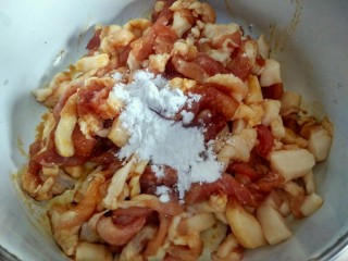 7、绿色美食＋蒜苔炒肉丝,接着加入2克盐、1个鸡蛋清抓匀，再加入5克淀粉抓匀，放置一边备用。