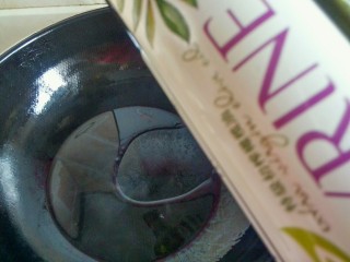 8、绿色美食＋蒜苔炒肉丝,炒锅烧热，倒入4克橄榄油，烧至7成热。