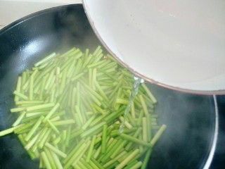 9、绿色美食＋蒜苔炒肉丝,下入蒜苔翻炒，待蒜苔水汽干了，倒入少许开水，继续翻炒，收干水份。