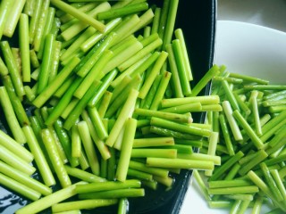 10、绿色美食＋蒜苔炒肉丝,待蒜苔熟了，倒出蒜苔。
