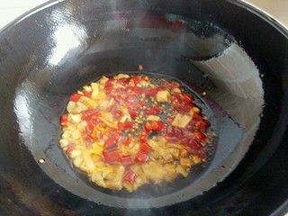 12、绿色美食＋蒜苔炒肉丝,加入8克橄榄油，烧至8成热，下入泡姜泡辣椒翻炒出香味。