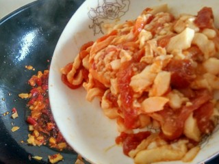 13、绿色美食＋蒜苔炒肉丝,下入肉丝，大火翻炒。