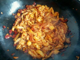 14、绿色美食＋蒜苔炒肉丝,翻炒肉丝，待肉丝发白，成7分熟。