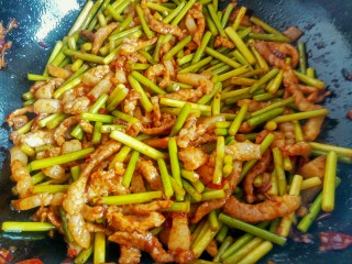 17、绿色美食＋蒜苔炒肉丝,翻炒均匀，即刻关火，即可出锅装盘。