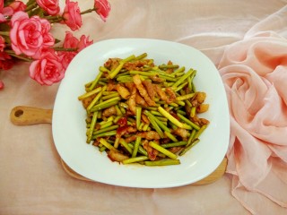 18、绿色美食＋蒜苔炒肉丝,美味上桌，可以下饭、可以佐酒，真的不错噢。