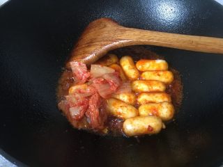 4、韩式年糕,加入泡菜混合炒均匀。